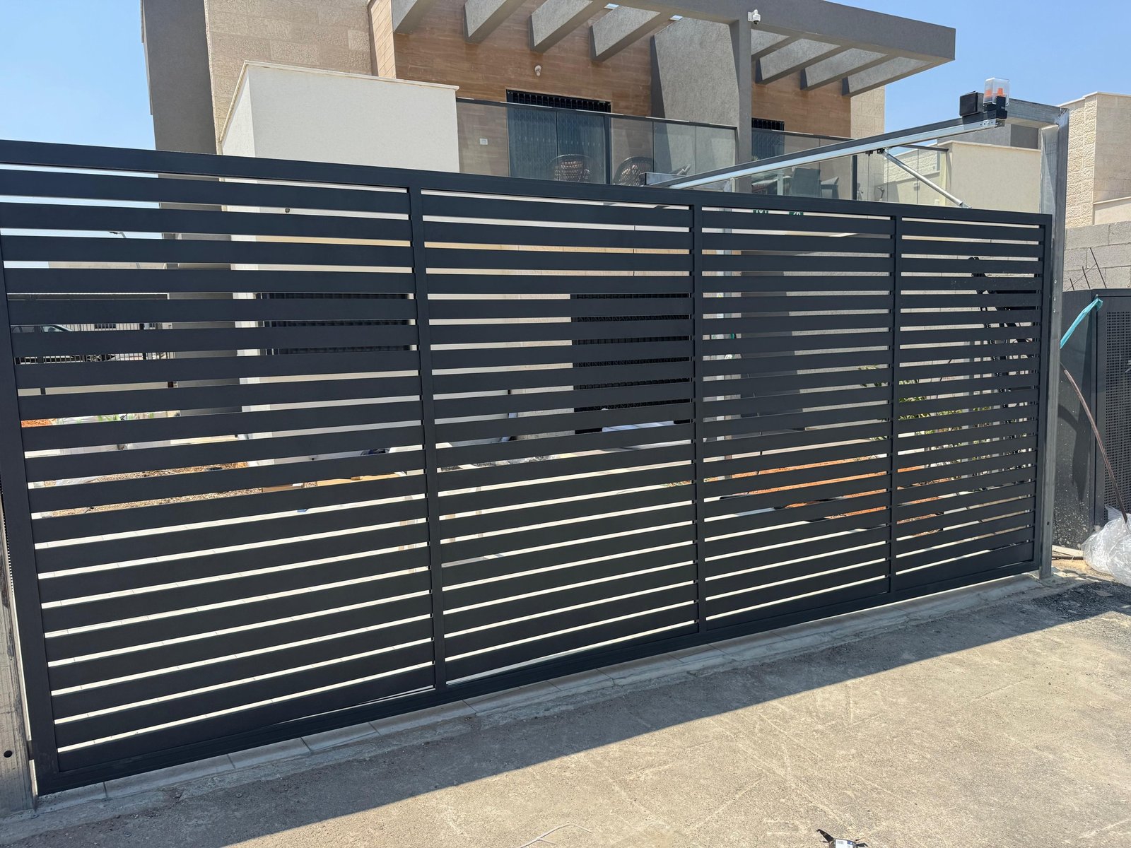 שער חניה חשמלי  מתרומם